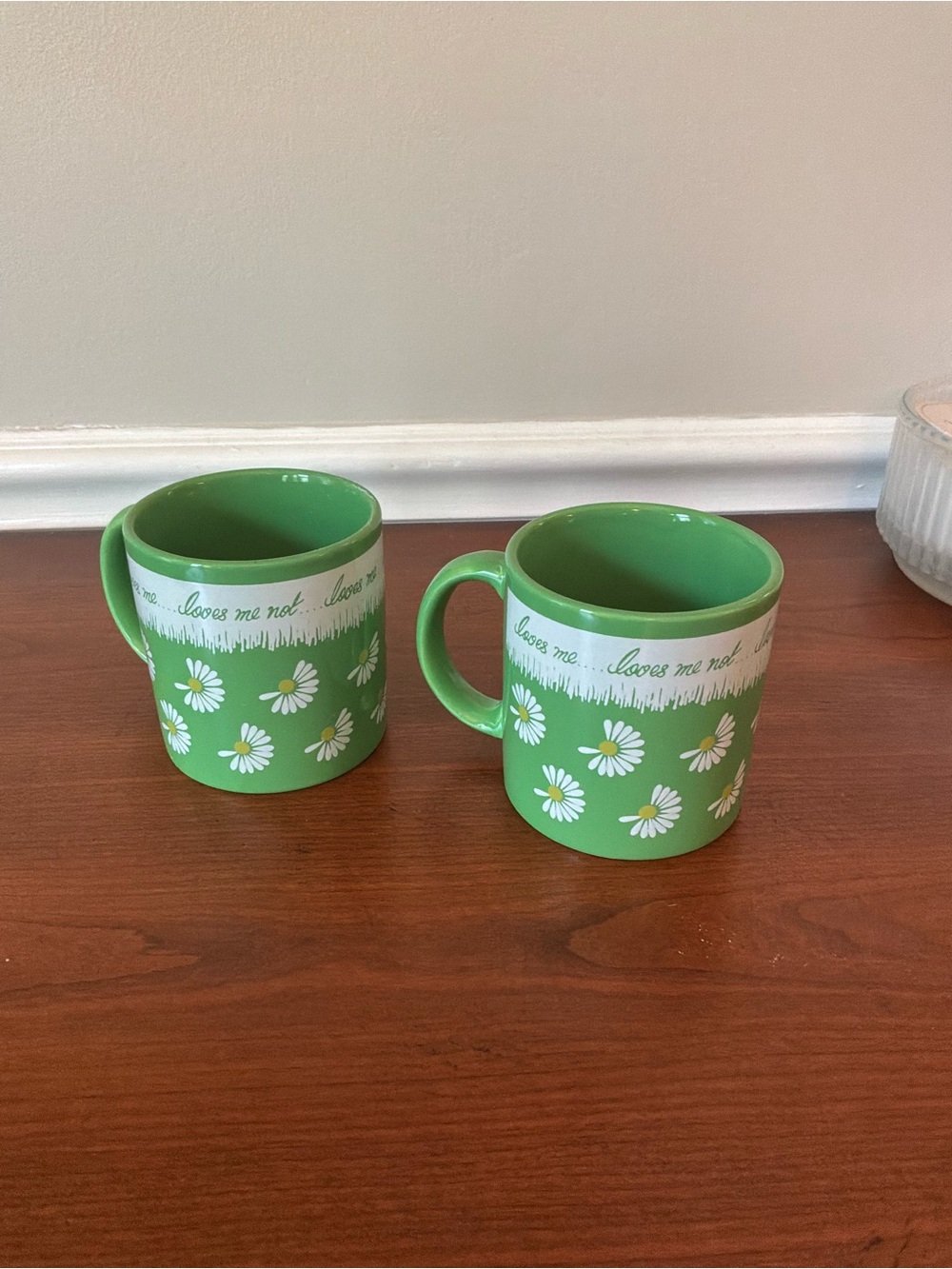GHC England Green Daisy Ceramic Mug Set with 'Loves Me, Loves me not” Set of 2‎